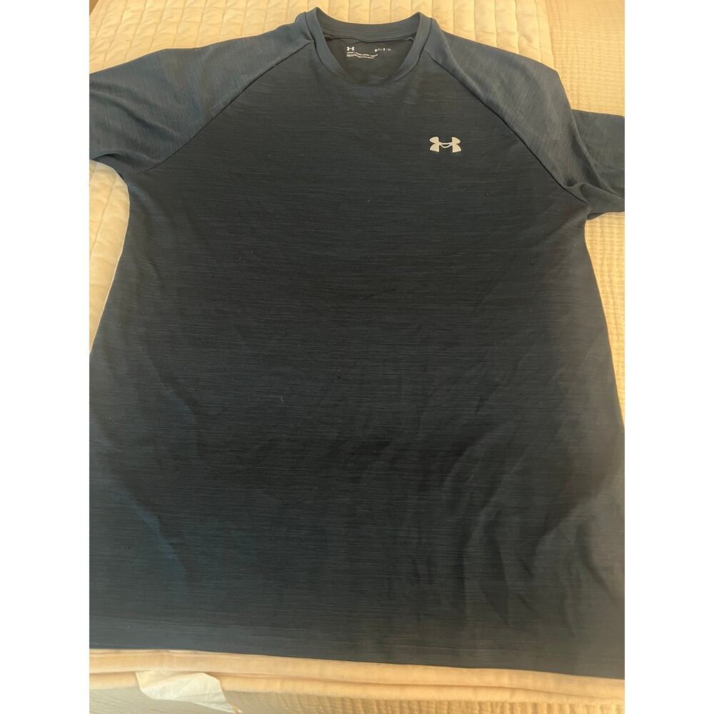Men’s Under Armour Athletic Shirt Medium